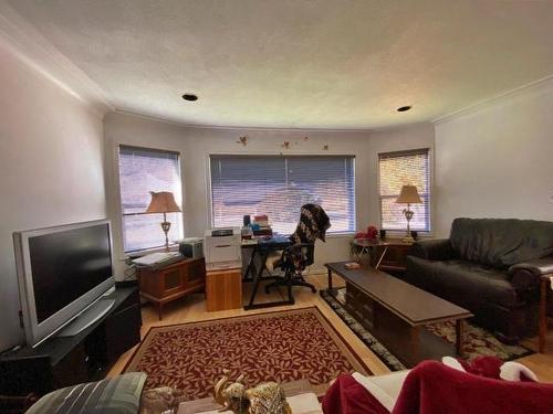 3522 Yellowhead Highway S, Barriere, BC - Indoor Photo Showing Living Room