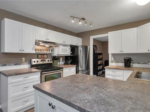 4199 Enquist Rd, Campbell River, BC - Indoor Photo Showing Kitchen With Double Sink