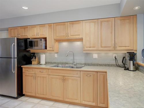 8-9901 Third St, Sidney, BC - Indoor Photo Showing Kitchen With Double Sink