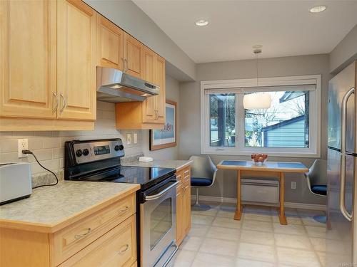 8-9901 Third St, Sidney, BC - Indoor Photo Showing Kitchen