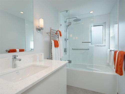 8-9901 Third St, Sidney, BC - Indoor Photo Showing Bathroom