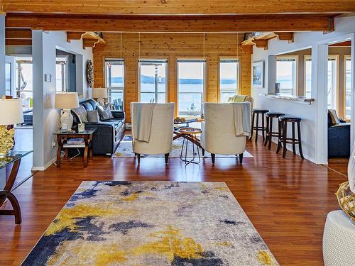 38227 Schooner Way, Pender Island, BC - Indoor Photo Showing Living Room