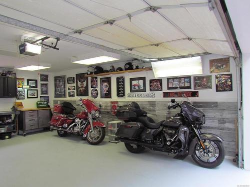 38227 Schooner Way, Pender Island, BC - Indoor Photo Showing Garage