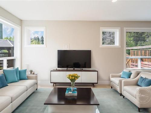 352 Ninth St, Nanaimo, BC - Indoor Photo Showing Living Room