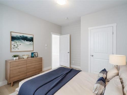 352 Ninth St, Nanaimo, BC - Indoor Photo Showing Bedroom