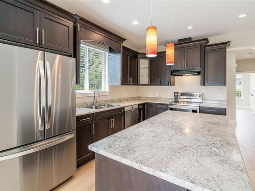 352 Ninth St, Nanaimo, BC - Indoor Photo Showing Kitchen With Double Sink With Upgraded Kitchen