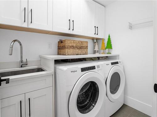 1206 Viewtop Rd, Duncan, BC - Indoor Photo Showing Laundry Room