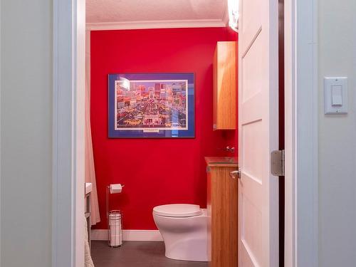 480 Chester Rd, Qualicum Beach, BC - Indoor Photo Showing Bathroom