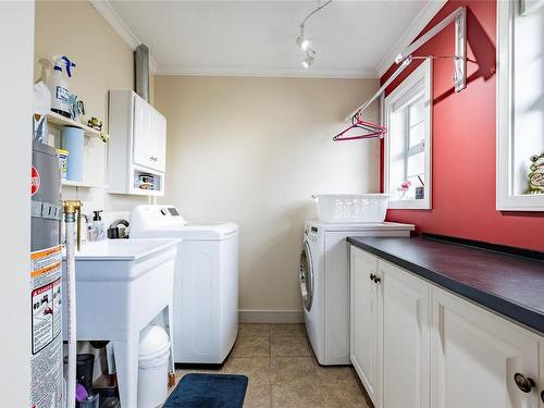 480 Chester Rd, Qualicum Beach, BC - Indoor Photo Showing Laundry Room