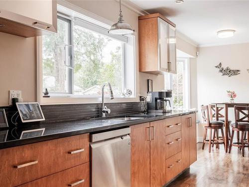 480 Chester Rd, Qualicum Beach, BC - Indoor Photo Showing Kitchen