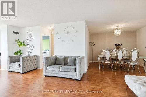 439 - 25 Bamburgh Circle, Toronto, ON - Indoor Photo Showing Living Room