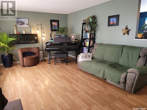 709 4Th Avenue, Raymore, SK - Indoor Photo Showing Living Room