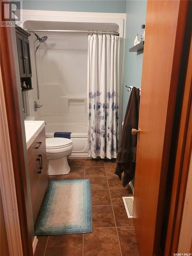 709 4Th Avenue, Raymore, SK - Indoor Photo Showing Bathroom