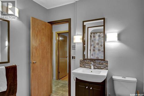 2474 Elliott Street, Regina, SK - Indoor Photo Showing Bathroom
