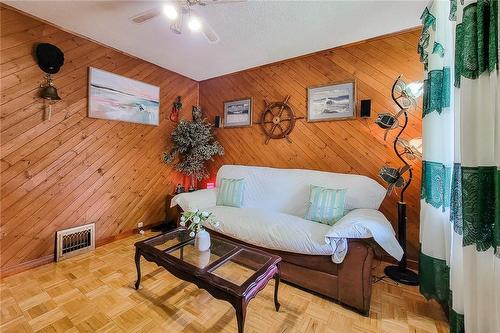 88 Garside Avenue N, Hamilton, ON - Indoor Photo Showing Living Room
