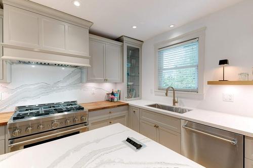 730 Grand View Avenue, Burlington, ON - Indoor Photo Showing Kitchen With Upgraded Kitchen