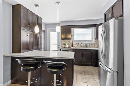 2350 Malcolm Crescent, Burlington, ON - Indoor Photo Showing Kitchen With Upgraded Kitchen