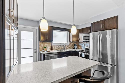 2350 Malcolm Crescent, Burlington, ON - Indoor Photo Showing Kitchen With Double Sink With Upgraded Kitchen