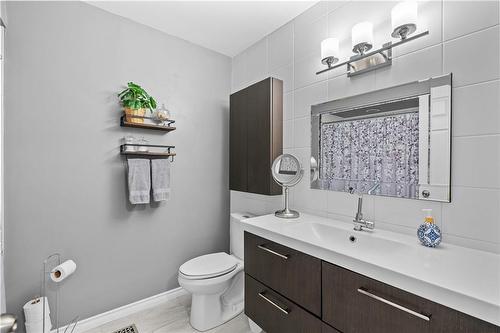 2350 Malcolm Crescent, Burlington, ON - Indoor Photo Showing Bathroom