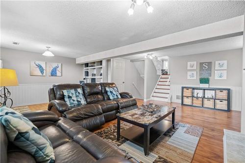 2350 Malcolm Crescent, Burlington, ON - Indoor Photo Showing Living Room