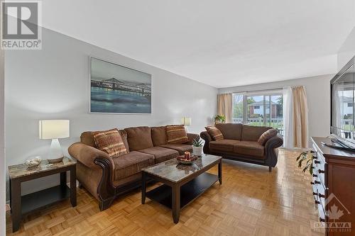2076 St Laurent Boulevard, Ottawa, ON - Indoor Photo Showing Living Room