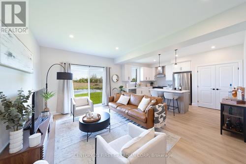 6795 Royal Magnolia Avenue, London, ON - Indoor Photo Showing Living Room