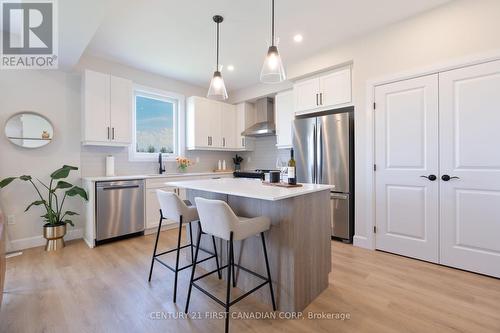 6795 Royal Magnolia Avenue, London, ON - Indoor Photo Showing Kitchen With Upgraded Kitchen