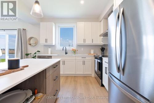 6795 Royal Magnolia Avenue, London, ON - Indoor Photo Showing Kitchen With Upgraded Kitchen