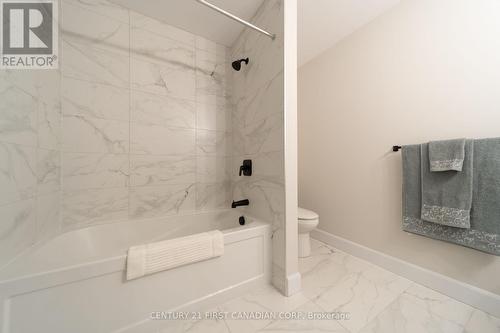 6795 Royal Magnolia Avenue, London, ON - Indoor Photo Showing Bathroom