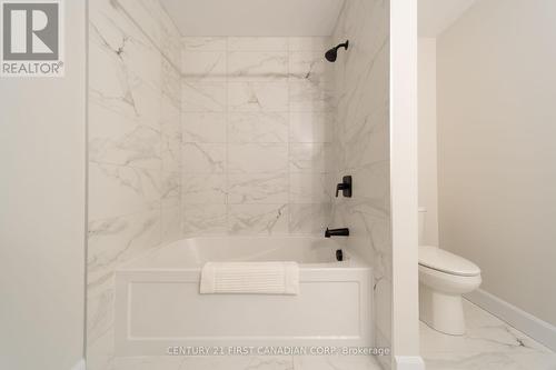 6795 Royal Magnolia Avenue, London, ON - Indoor Photo Showing Bathroom