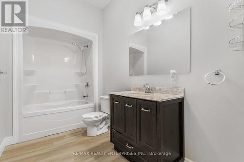 200 Regatta Drive, Welland, ON - Indoor Photo Showing Bathroom