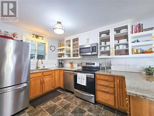 36 Parkwood Drive, Chatham, ON - Indoor Photo Showing Kitchen