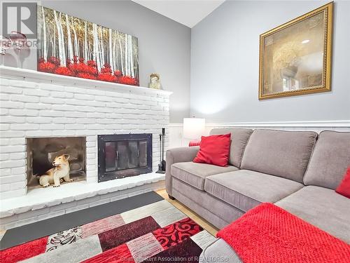 36 Parkwood Drive, Chatham, ON - Indoor Photo Showing Living Room With Fireplace