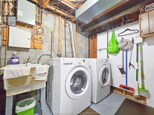36 Parkwood Drive, Chatham, ON - Indoor Photo Showing Laundry Room