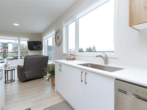 401-842 Orono Ave, Langford, BC - Indoor Photo Showing Kitchen