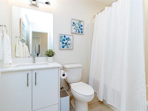 401-842 Orono Ave, Langford, BC - Indoor Photo Showing Bathroom