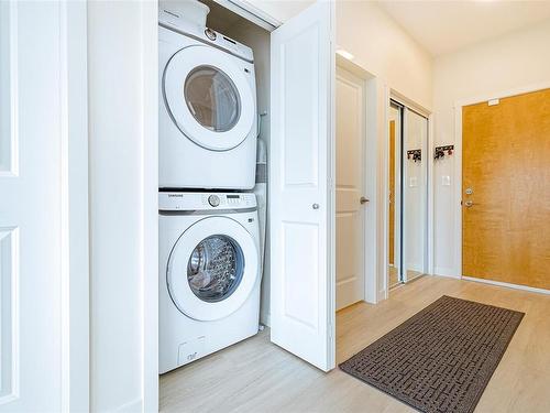 401-842 Orono Ave, Langford, BC - Indoor Photo Showing Laundry Room