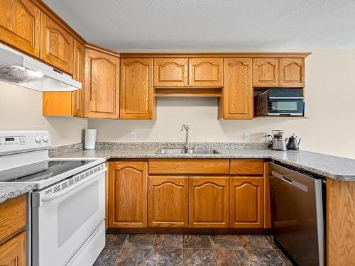 102-1400 Tunner Dr, Courtenay, BC - Indoor Photo Showing Kitchen With Double Sink