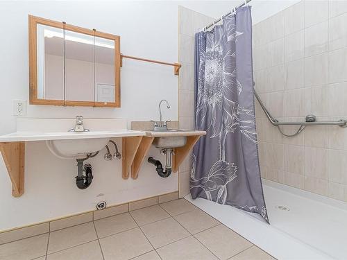 2174 Henry Ave, Sidney, BC - Indoor Photo Showing Bathroom