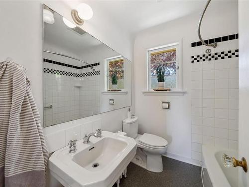 1332 May St, Victoria, BC - Indoor Photo Showing Bathroom