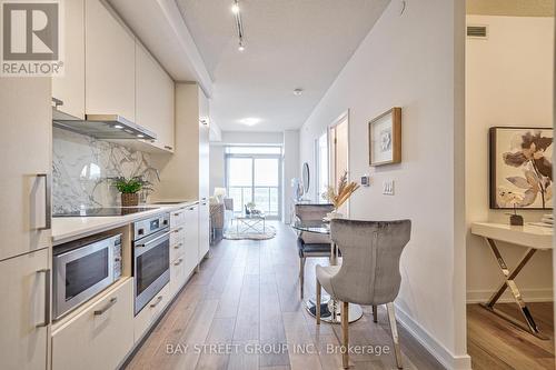 907 - 38 Honeycresp Crescent, Vaughan, ON - Indoor Photo Showing Kitchen With Upgraded Kitchen