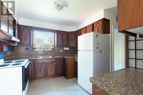 634 Hyacinthe Boulevard, Mississauga, ON - Indoor Photo Showing Kitchen With Double Sink