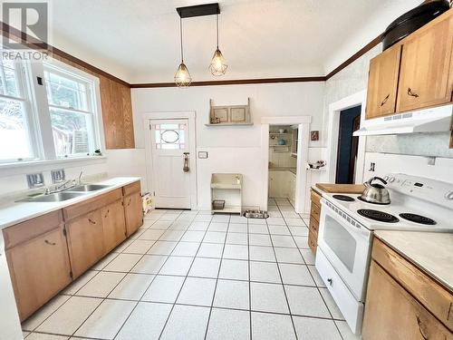 1226 E 11 Avenue, Prince Rupert, BC - Indoor Photo Showing Kitchen With Double Sink