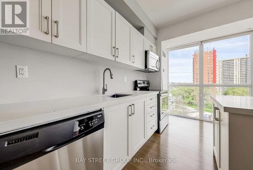 604 - 5101 Dundas Street W, Toronto, ON - Indoor Photo Showing Kitchen