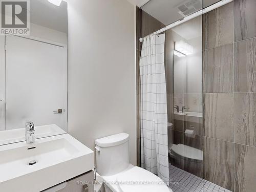 910 - 17 Dundonald Street, Toronto, ON - Indoor Photo Showing Bathroom