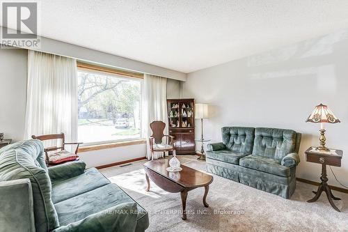 40 Greendowns Drive, Toronto, ON - Indoor Photo Showing Living Room
