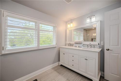 410 Patrick Place, Burlington, ON - Indoor Photo Showing Bathroom