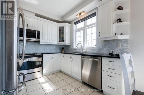 68 Browview Drive, Hamilton, ON - Indoor Photo Showing Kitchen With Upgraded Kitchen