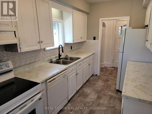 410 Maxwell Street E, Sarnia, ON - Indoor Photo Showing Kitchen With Double Sink