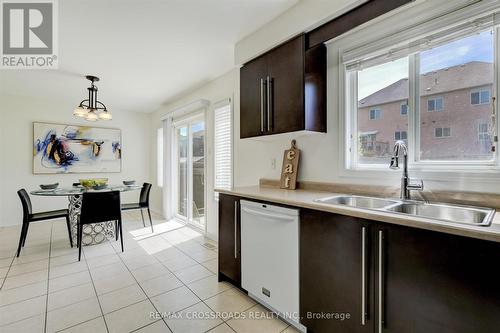 75 Lewis Honey Drive, Aurora, ON - Indoor Photo Showing Kitchen With Double Sink